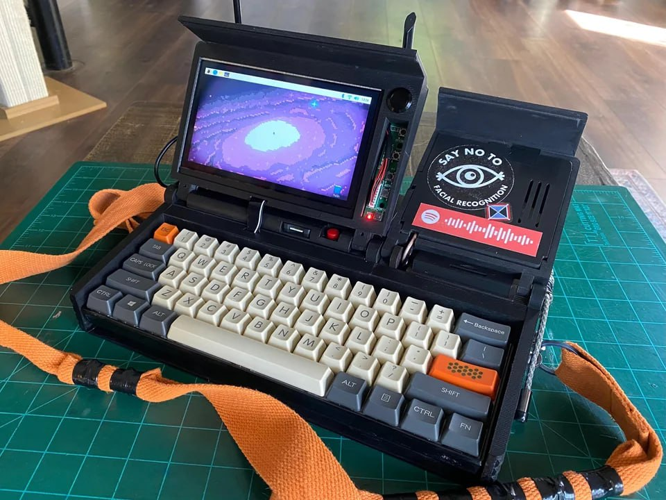 Cyberdeck, portatiles DIY hechos con impresora 3D y componentes de raspberry pi, con un enfoque Cyberpunk y retrofuturista