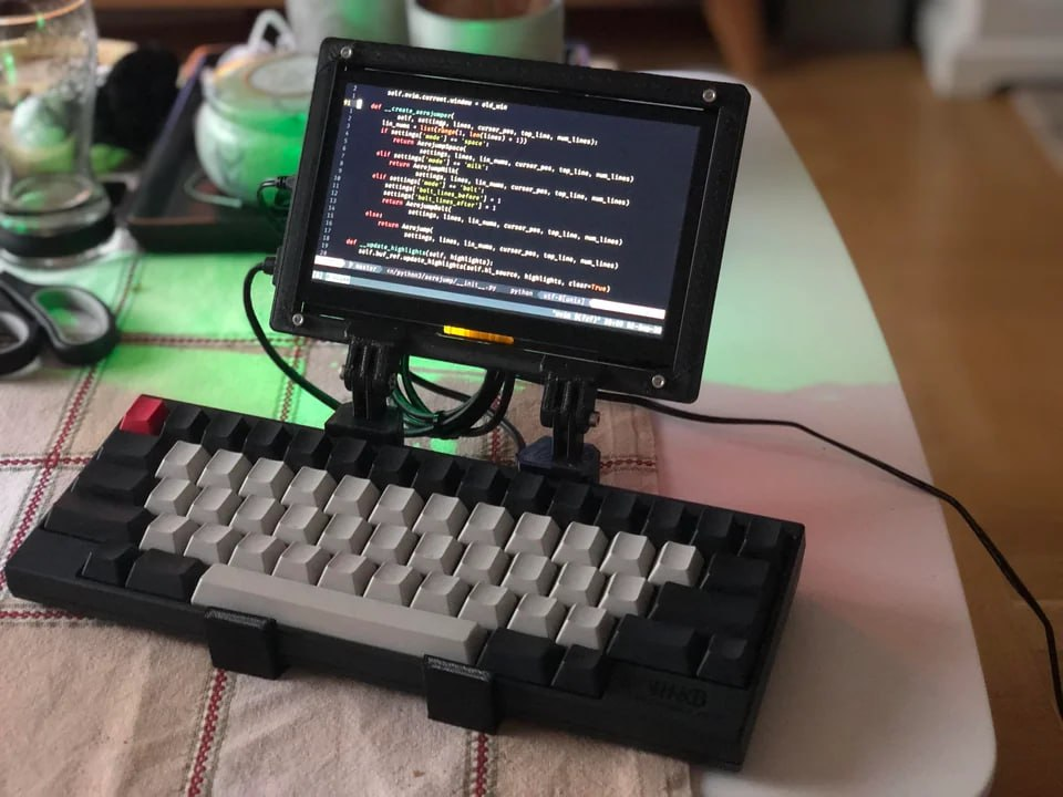 Cyberdeck hecha como estación o terminal DIY