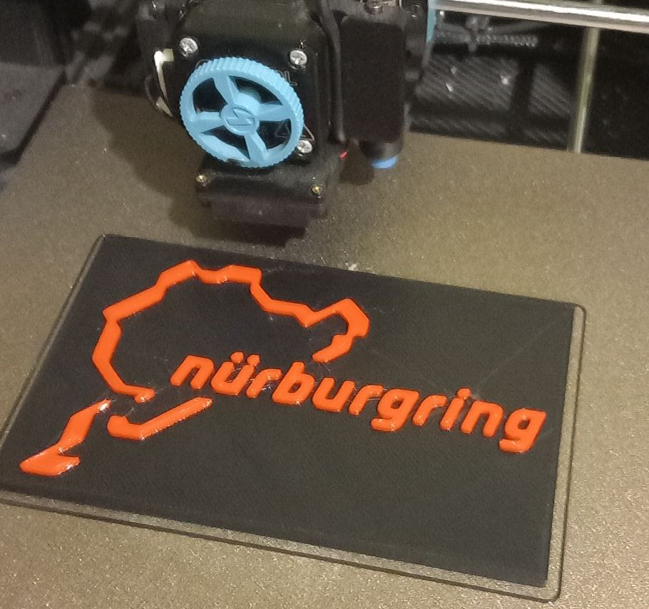 Placa decorativa de Nürburgring, hecha con impresora 3D en colores rojo y negro.